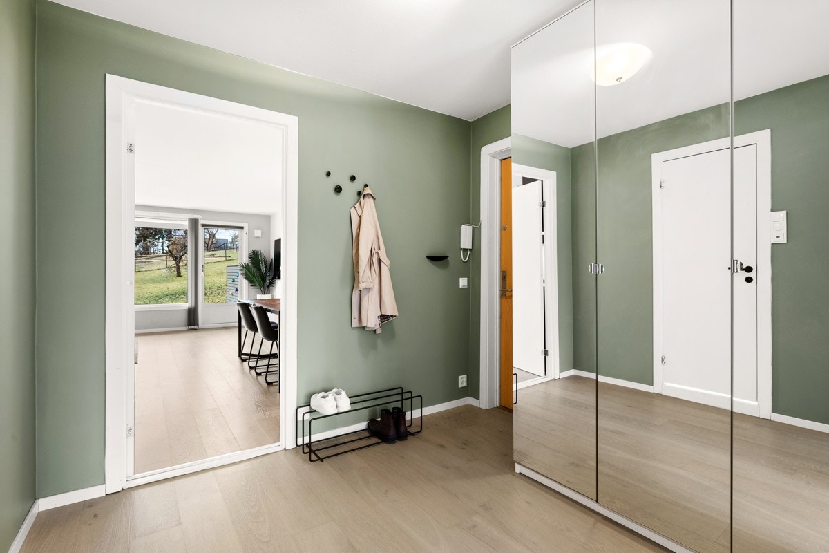 Boligens entré er praktisk og gir et godt førsteinntrykk. Her finner du et stort garderobeskap for oppbevaring av yttertøy og sko. Galleribilde