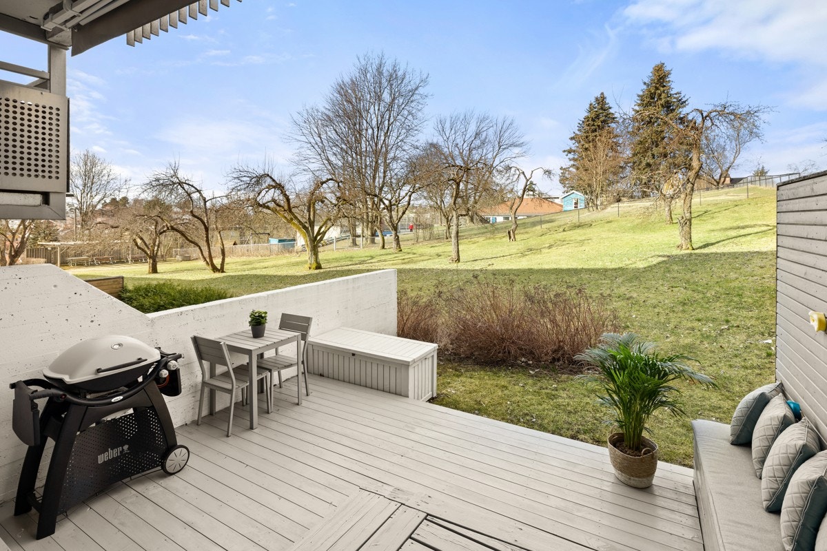 Fra stuen har du utgang til boligens vestvendte platting. Galleribilde