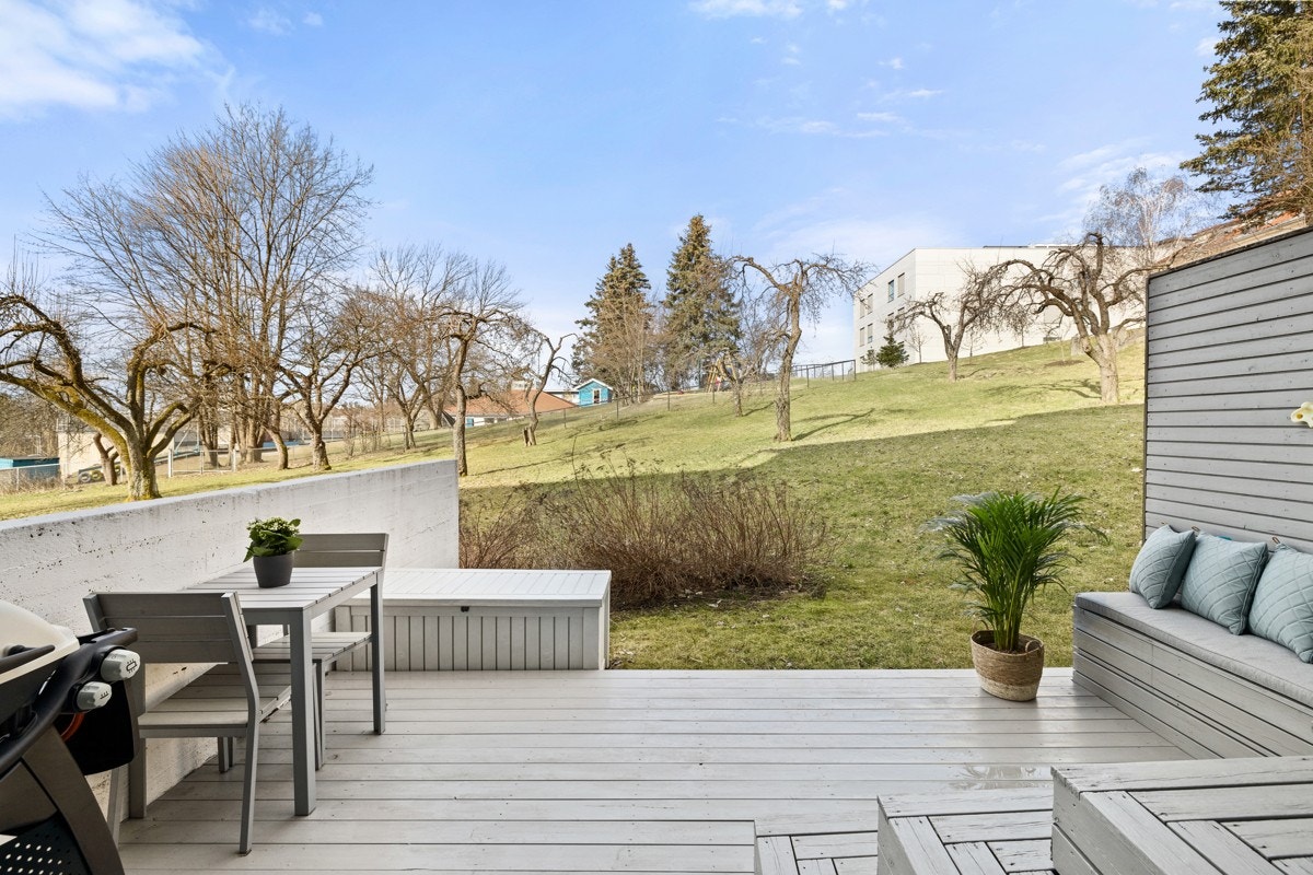 Herfra har du pent utsyn mot borettslagets flotte grøntområder, uten noen andre bygg i forkant. Galleribilde
