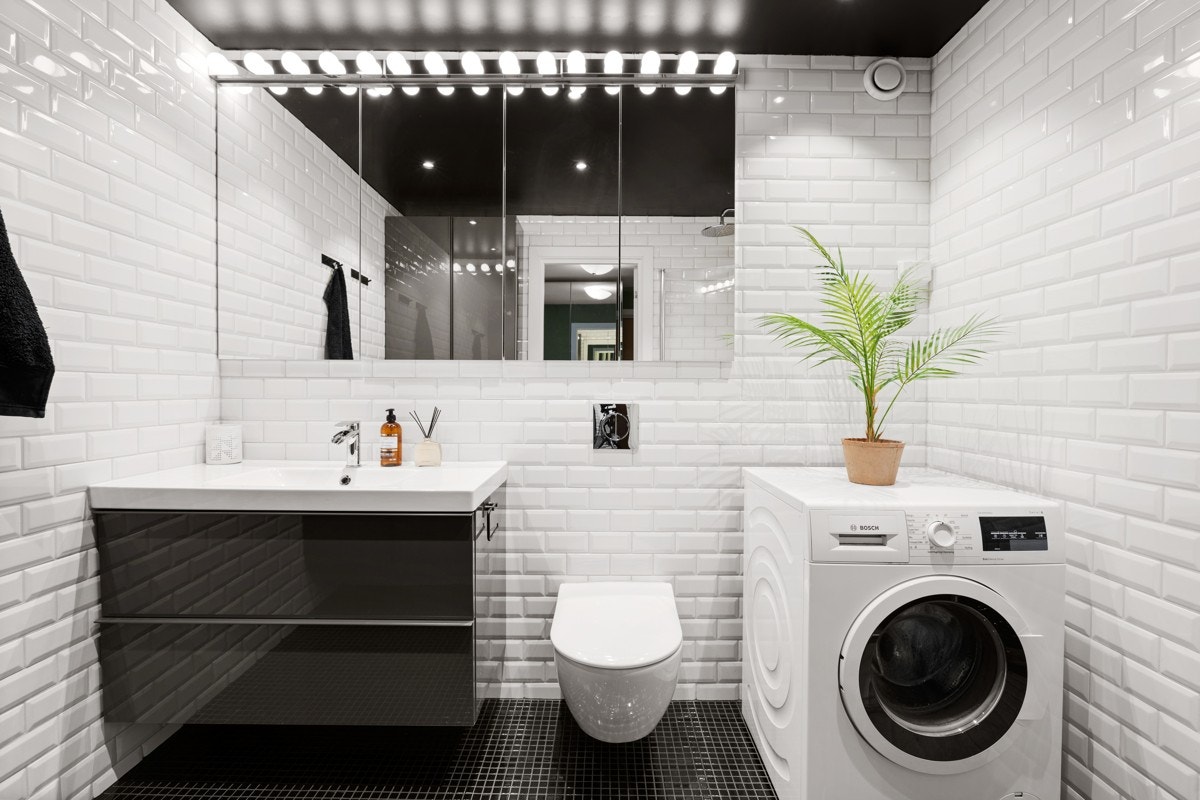 Boligens bad er delikat flislagt med varmekabler i gulvet og ble oppgradert i 2017/2018. Galleribilde