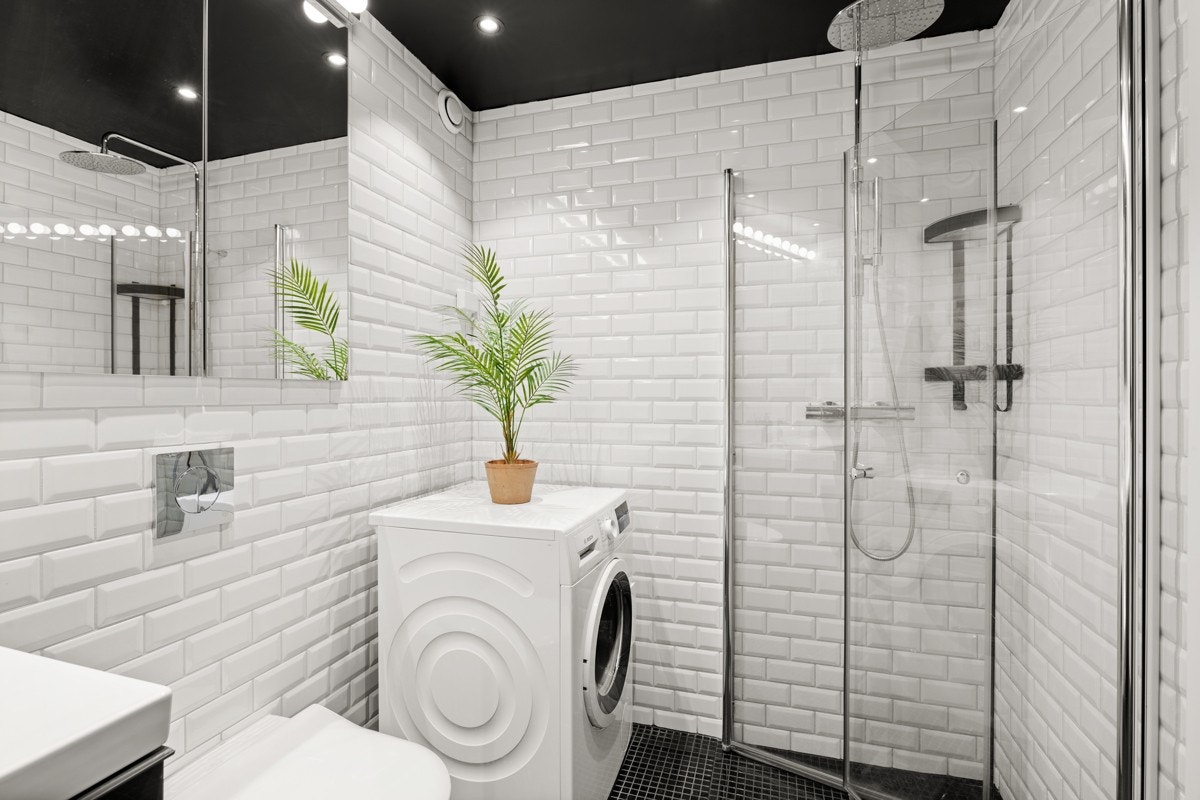 Badet har ellers vegghengt toalett, dusjhjørne med innfellbare dusjvegger og opplegg for vaskemaskin. Galleribilde