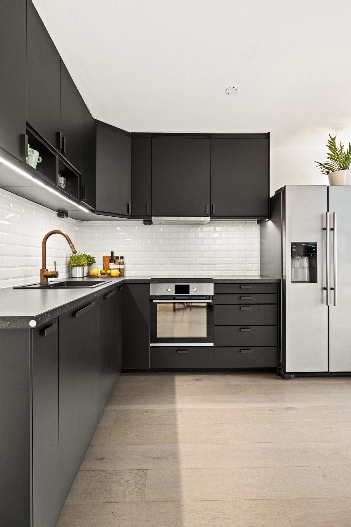 Kjøkkenet ble byttet ut i 2017/2018 og er av typen Kungsbacka fra IKEA. Galleribilde