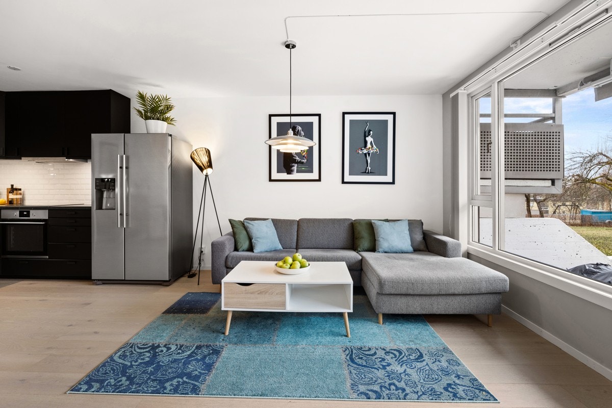 Stuen har plass til sofa, bord, mediebenk og spisegruppe. Galleribilde