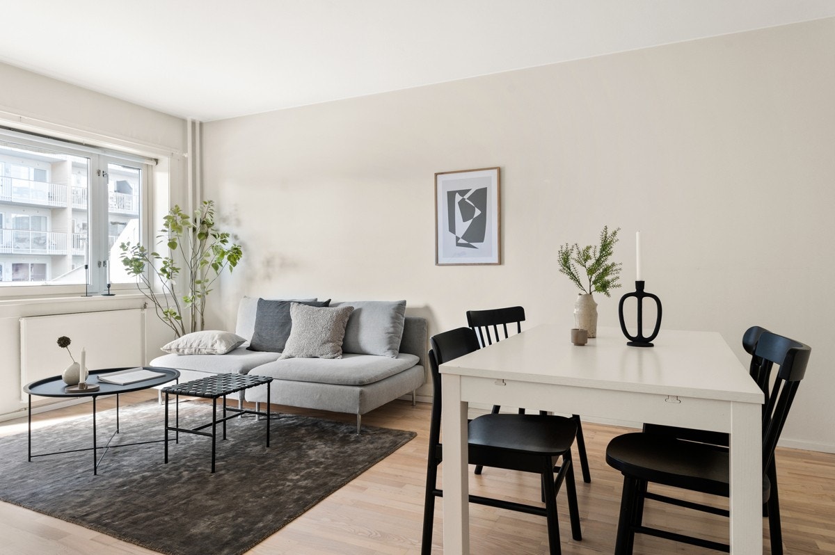 Romslig stue med god plass til både sofa og spisestue. Galleribilde