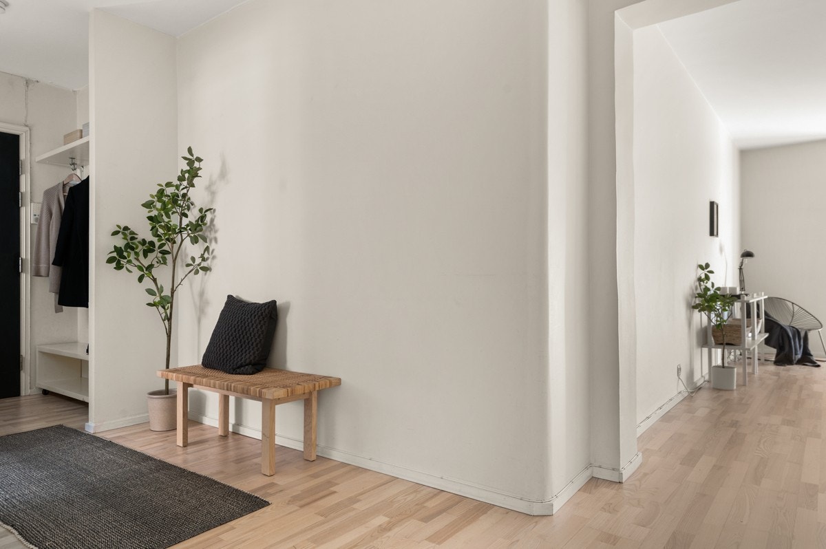 Romslig entré med garderobeløsning. Galleribilde