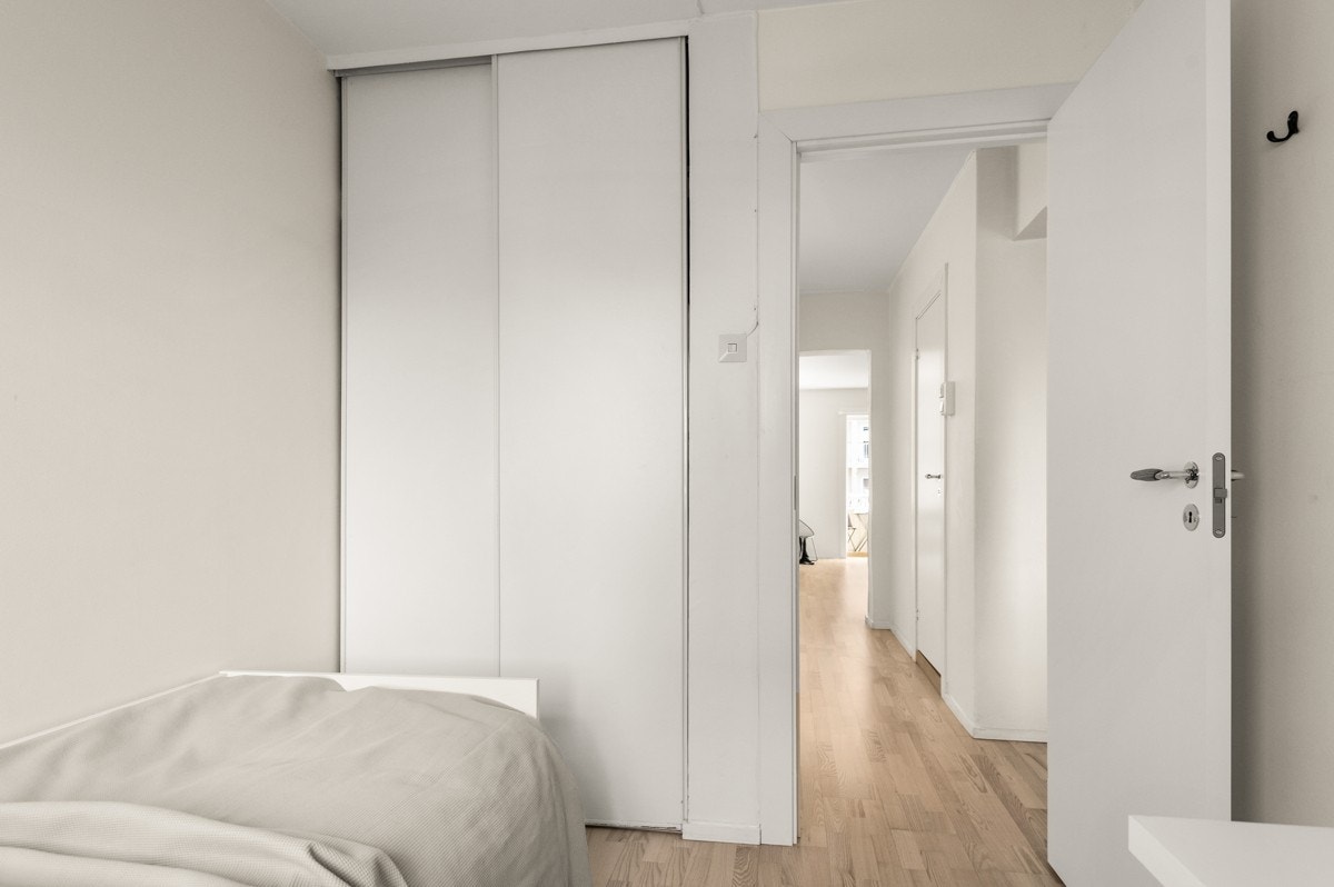 Soverom 2 med skyvedørsgarderobe. Galleribilde