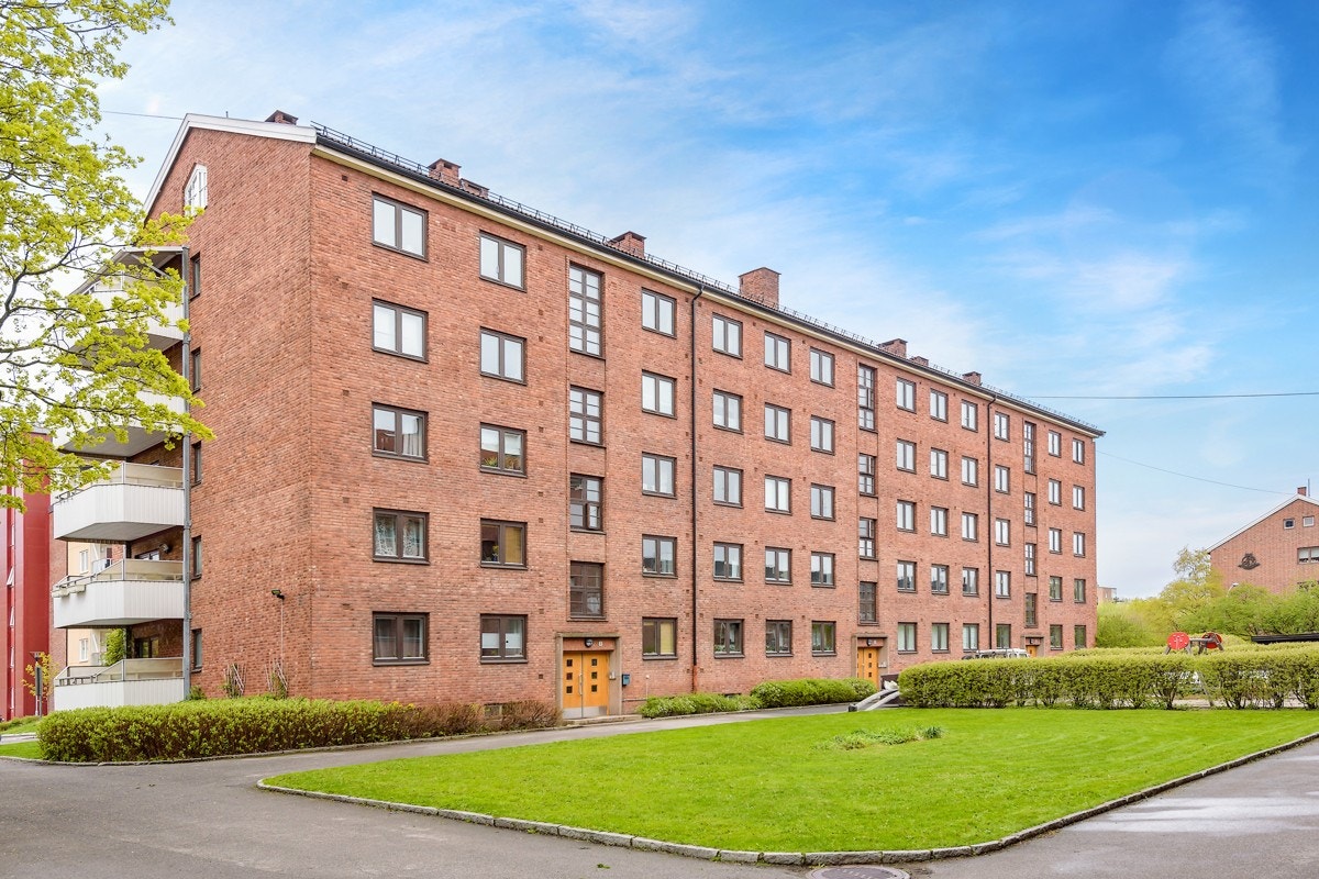 Borettslaget har hyggelige fellesarealer mellom bygningene. Galleribilde