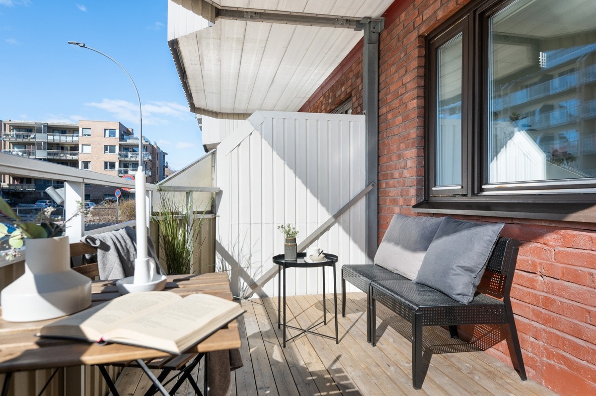 Solrik vestvendt balkong på 8,5 kvm. Galleribilde