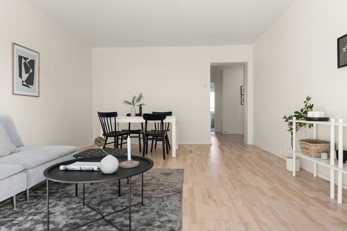 Romslig stue med god plass til både sofa og spisestue. Galleribilde