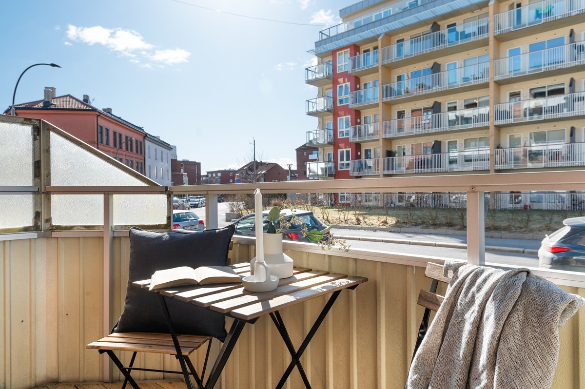 Solrik vestvendt balkong på 8,5 kvm. Galleribilde