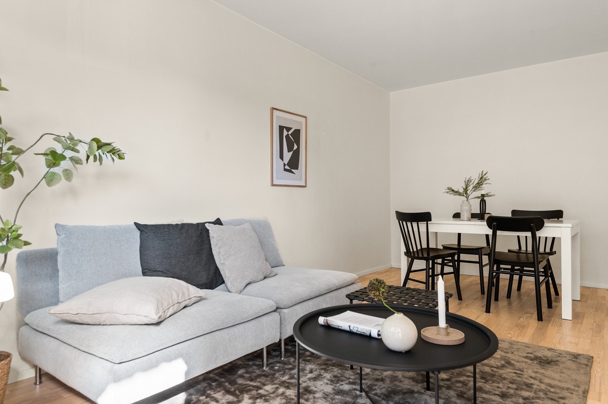 Romslig stue med god plass til både sofa og spisestue. Galleribilde