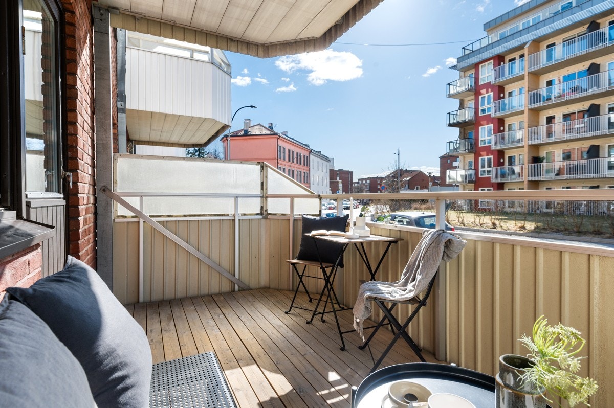 Solrik vestvendt balkong på 8,5 kvm. Galleribilde