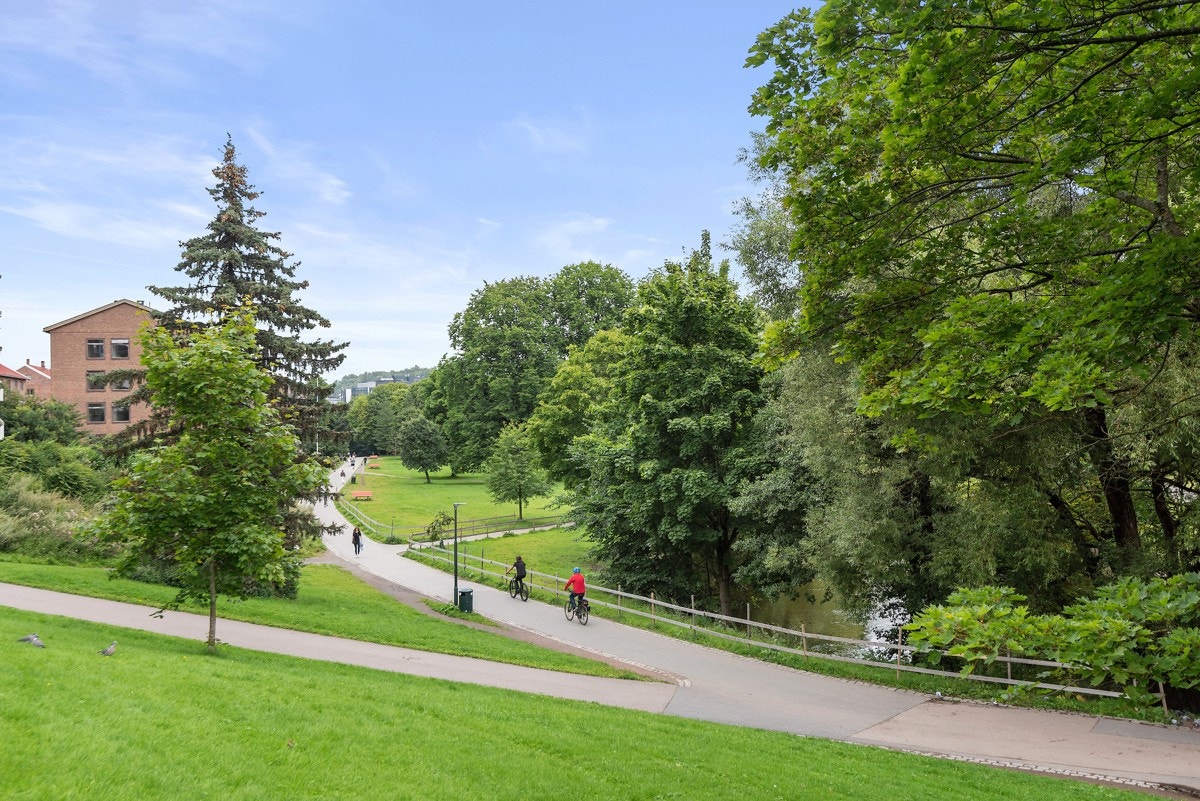 Akerselva med tursti renner like forbi. Denne tar deg ned til Bjørvika og helt opp til Maridalen. Galleribilde