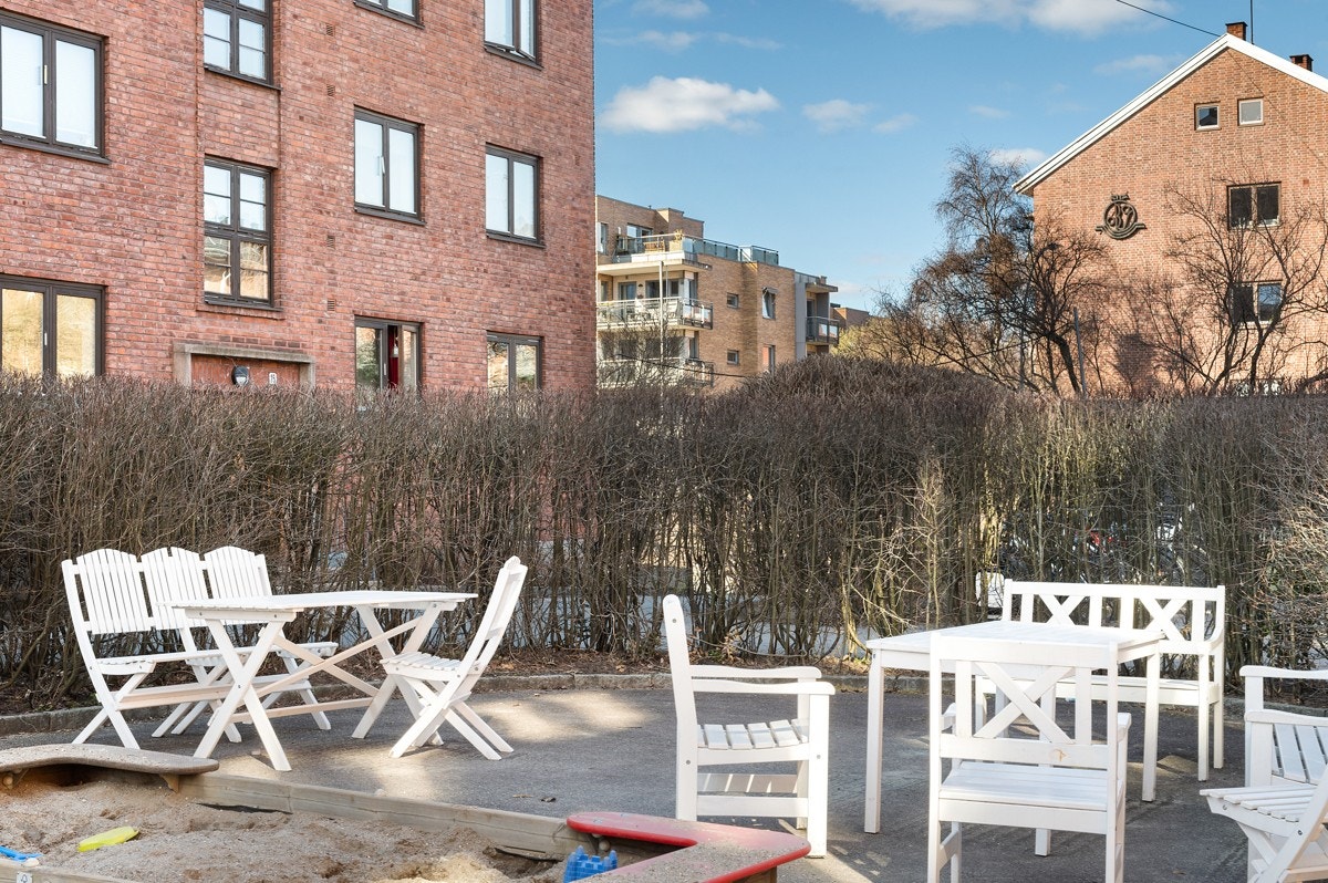 Borettslaget har hyggelige fellesarealer mellom bygningene. Galleribilde