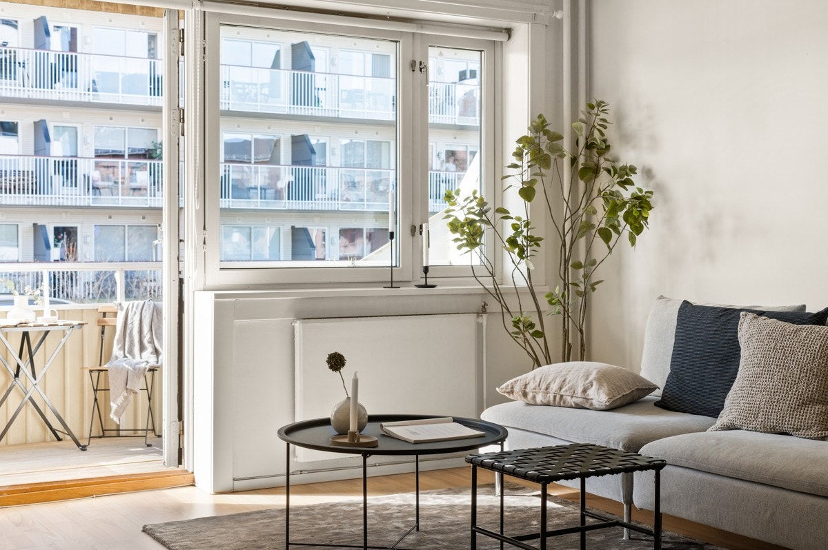 Stuen og balkong vender mot lite trafikkerte Mor Go´hjertas vei som er en blindgate. Galleribilde