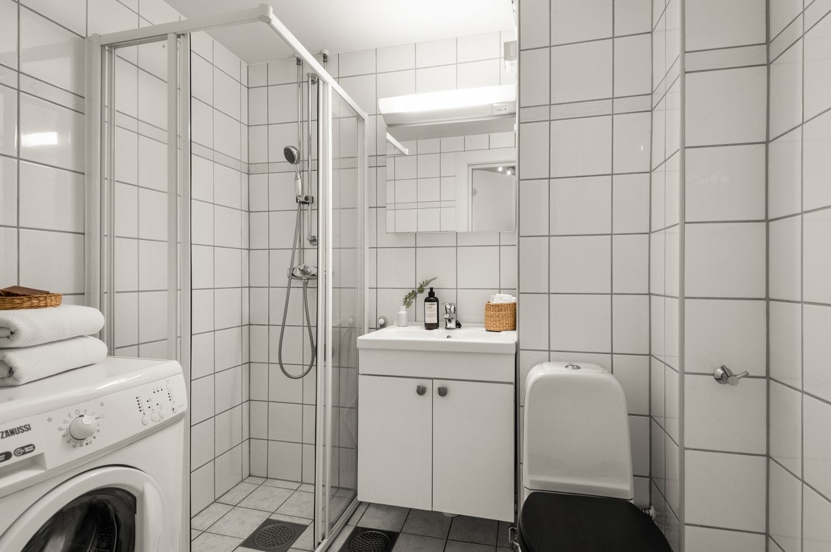 Flislagt bad/WC med gulvvarme. Renovert i regi av borettslaget i 2003. Galleribilde