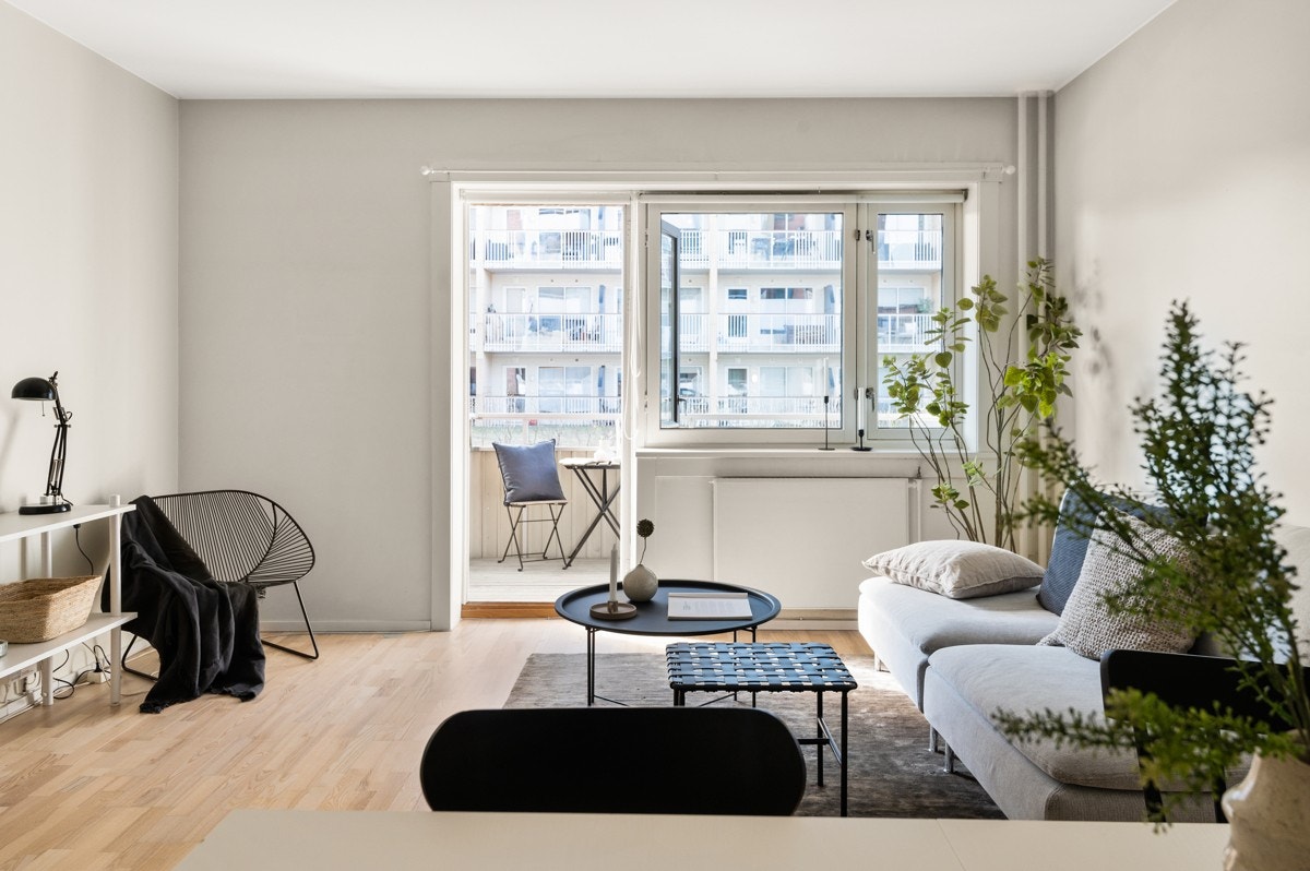 Romslig stue med utgang til vestvendt balkong. Galleribilde