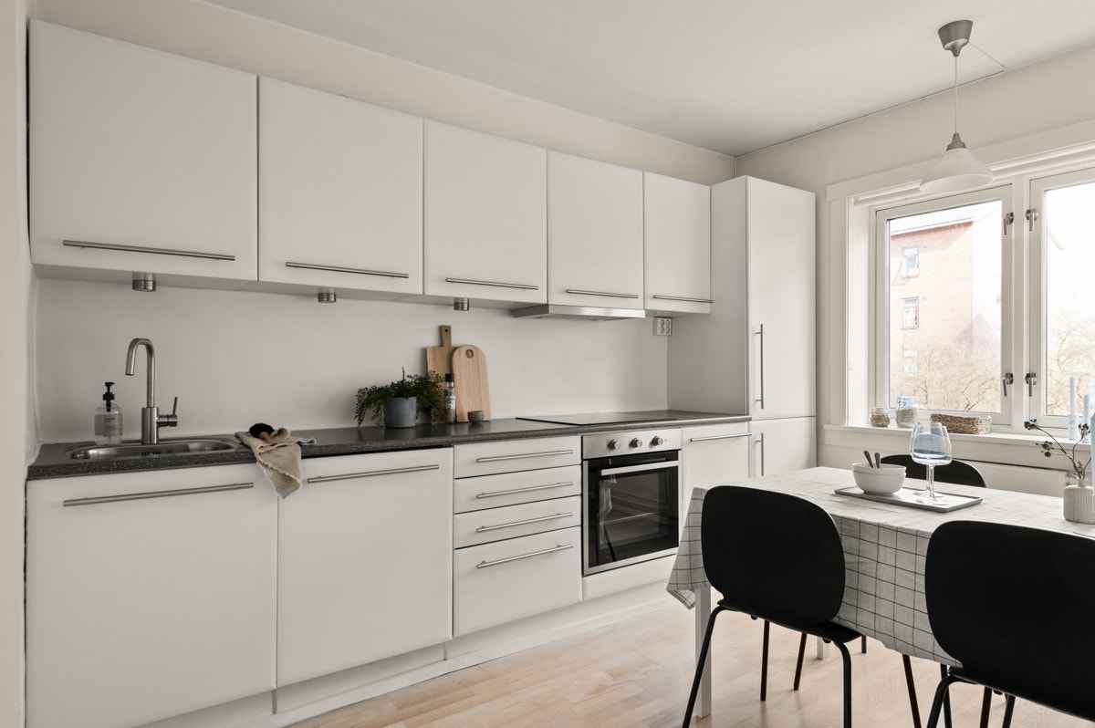 Kjøkken med velegnet spiseplass. Galleribilde