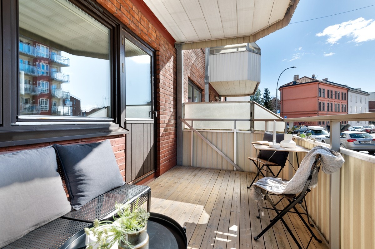 Solrik vestvendt balkong på 8,5 kvm. Galleribilde