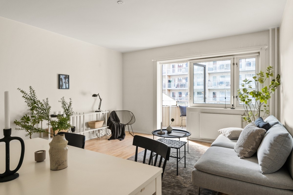 Leiligheten holder en moderne standard med parkettgulv og helsparklede, malte overflater. Galleribilde