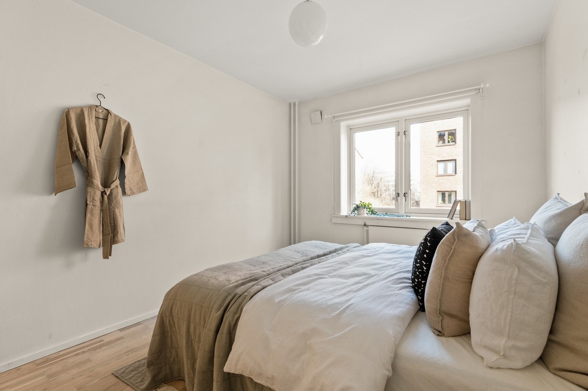 Romslig soverom med god plass til dobbeltseng og garderobeskap. Galleribilde