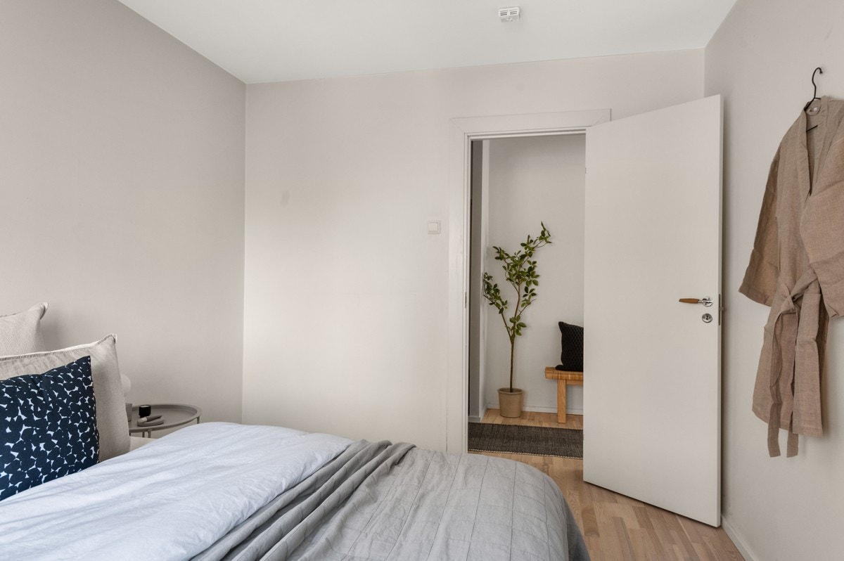 Romslig soverom med god plass til dobbeltseng og garderobeskap. Galleribilde