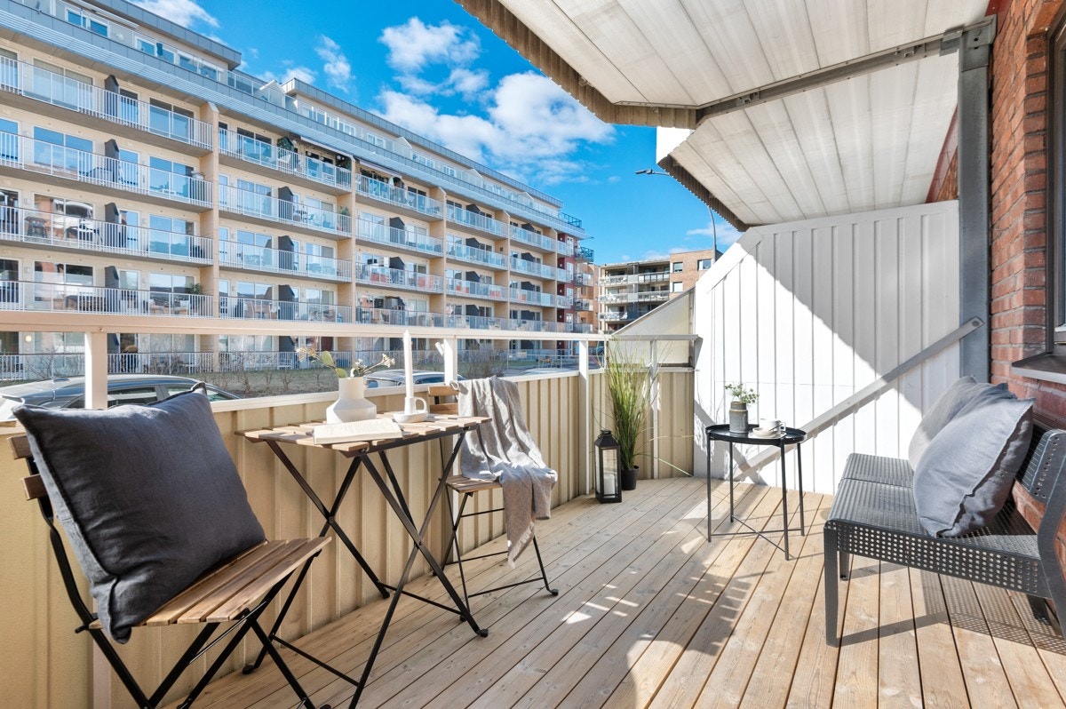 Solrik vestvendt balkong på 8,5 kvm. Galleribilde