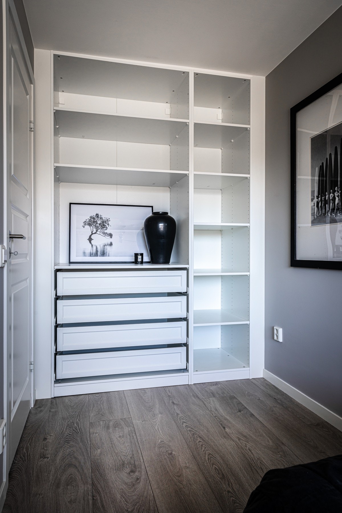 Skapene kan enkelt supplementeres og endres etter behov (Ikea Pax) Galleribilde