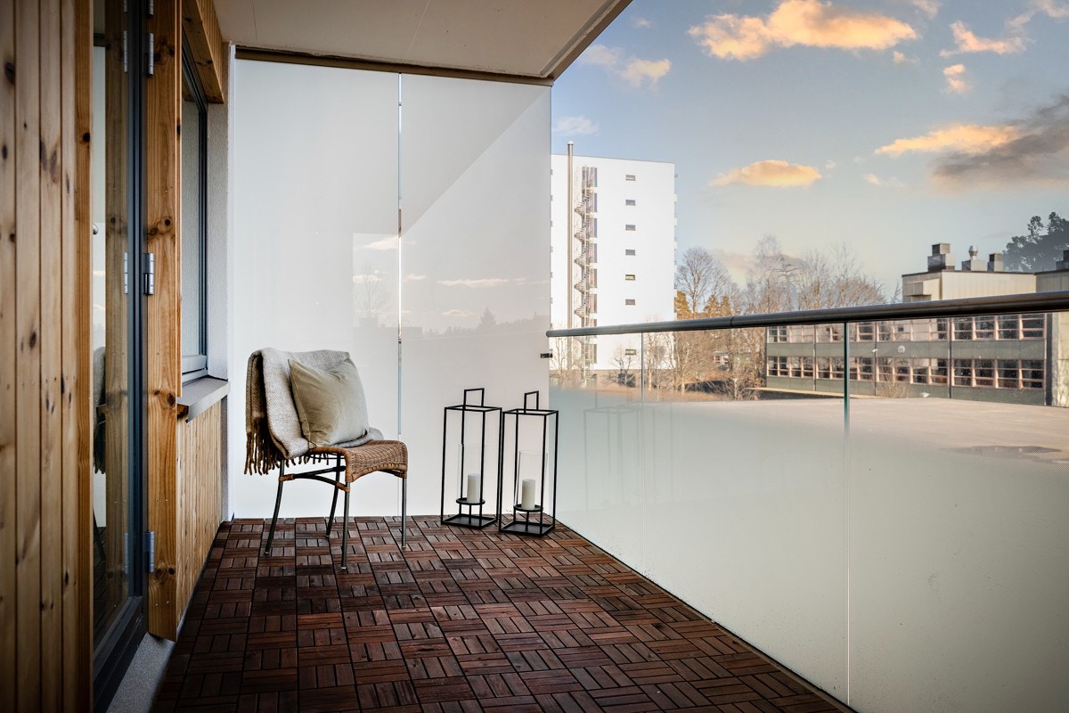 På sommeren er det sol på balkongen fra tidlig morgen til ut på ettermiddagen Galleribilde