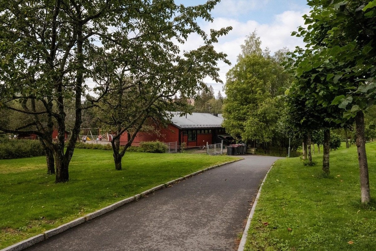 Området kan by på flere barnehager, og eiendommen ligger naturskjønne og barnevennlige omgivelser Galleribilde