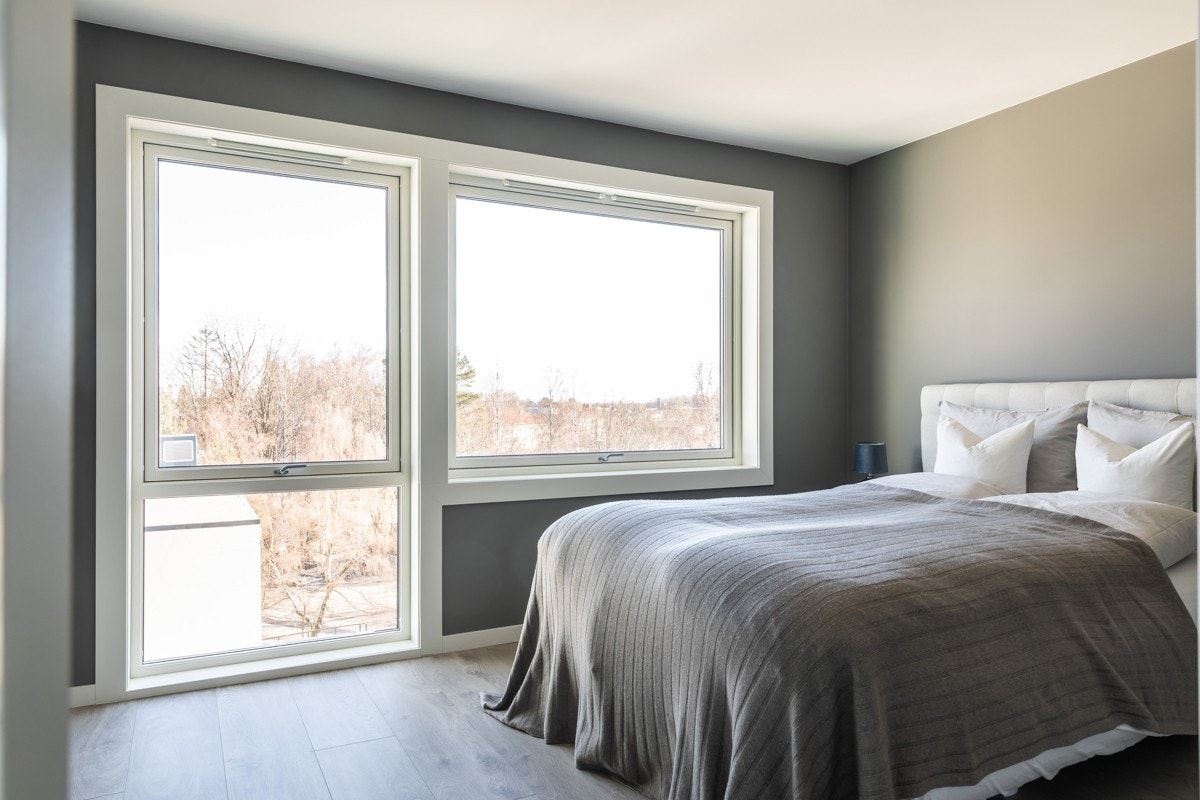 Romslig hovedsoverom med nydelig utsikt og store vinusflater Galleribilde