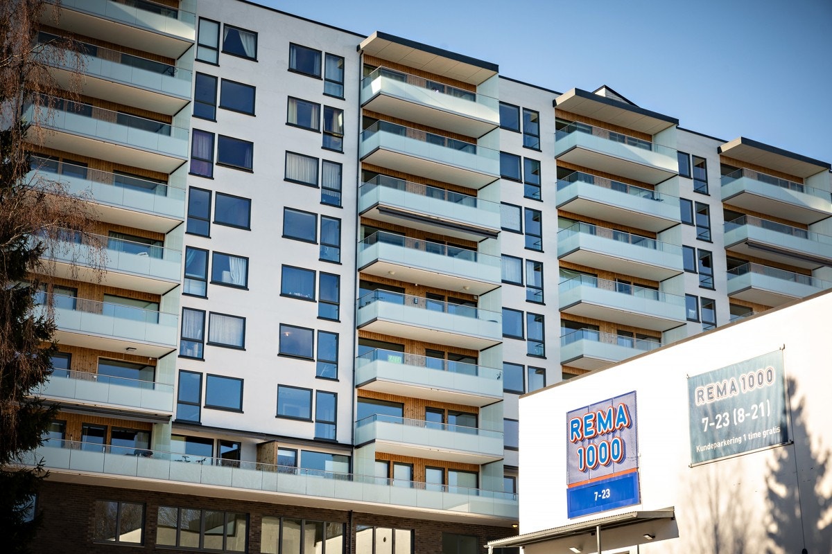 Fasade. Rema 1000 ligger rett ved. Galleribilde