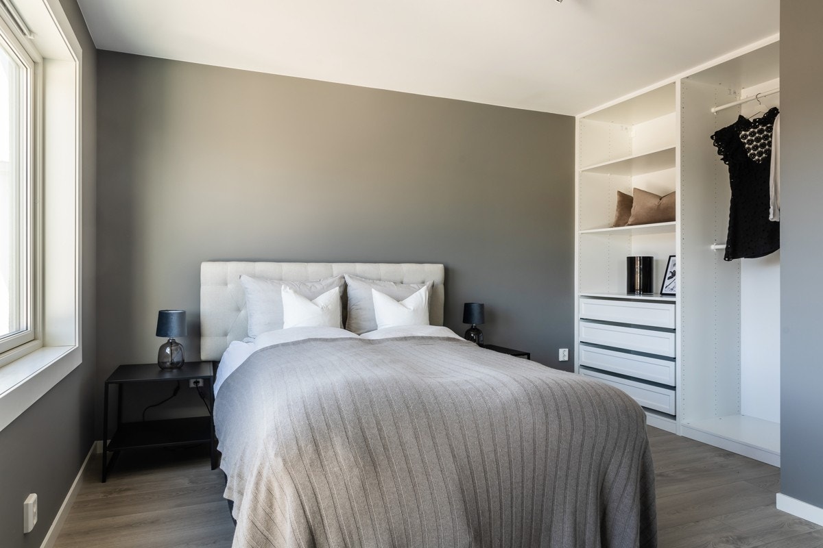 Ny garderobeløsning medfølger. Skapene kan enkelt supplementeres og endres etter behov (Ikea Pax) Galleribilde