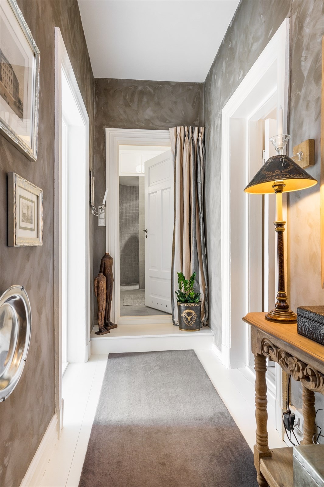 Leiligheten ligger i fjerde etasje og har adkomst via felles trapper. Boligen har en innbydende entré med malte vegger i grå og malt originale tregulv. Galleribilde