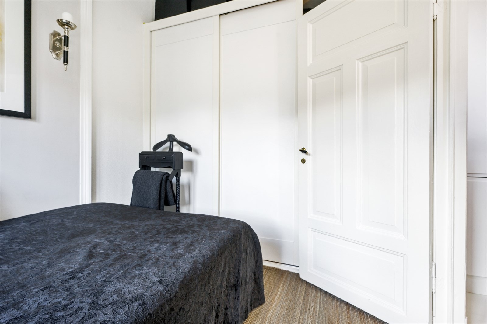 Soverommet er innredet med stor seng og skyvedørsgarderobe som gir rikelig med oppbevaringsplass. Det er god plass til dobbeltseng og tilhørende møblement. Galleribilde