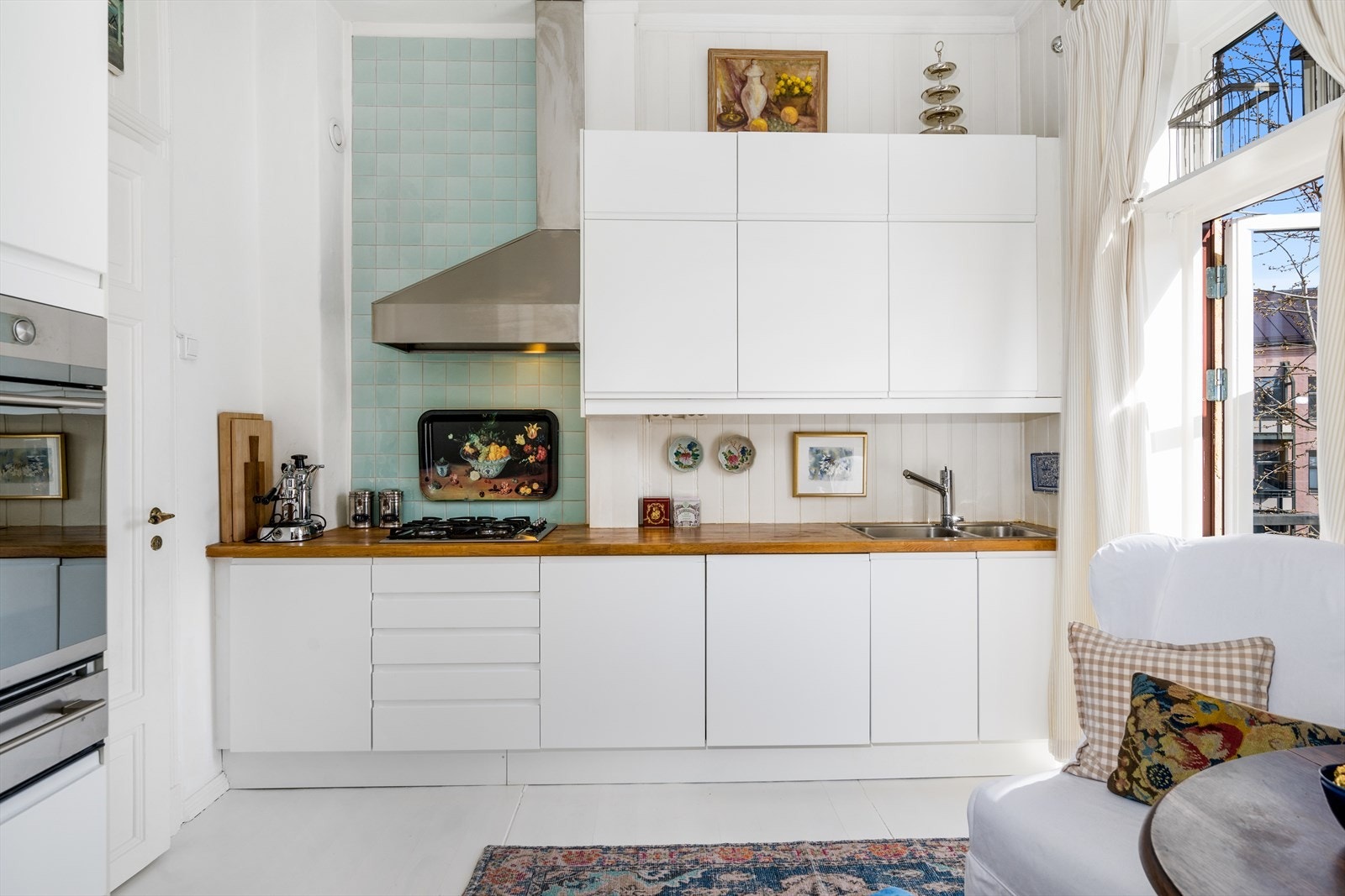 Separat kjøkken med mye skap og benkeplass som legger til rette for en god arbeidssone! Galleribilde