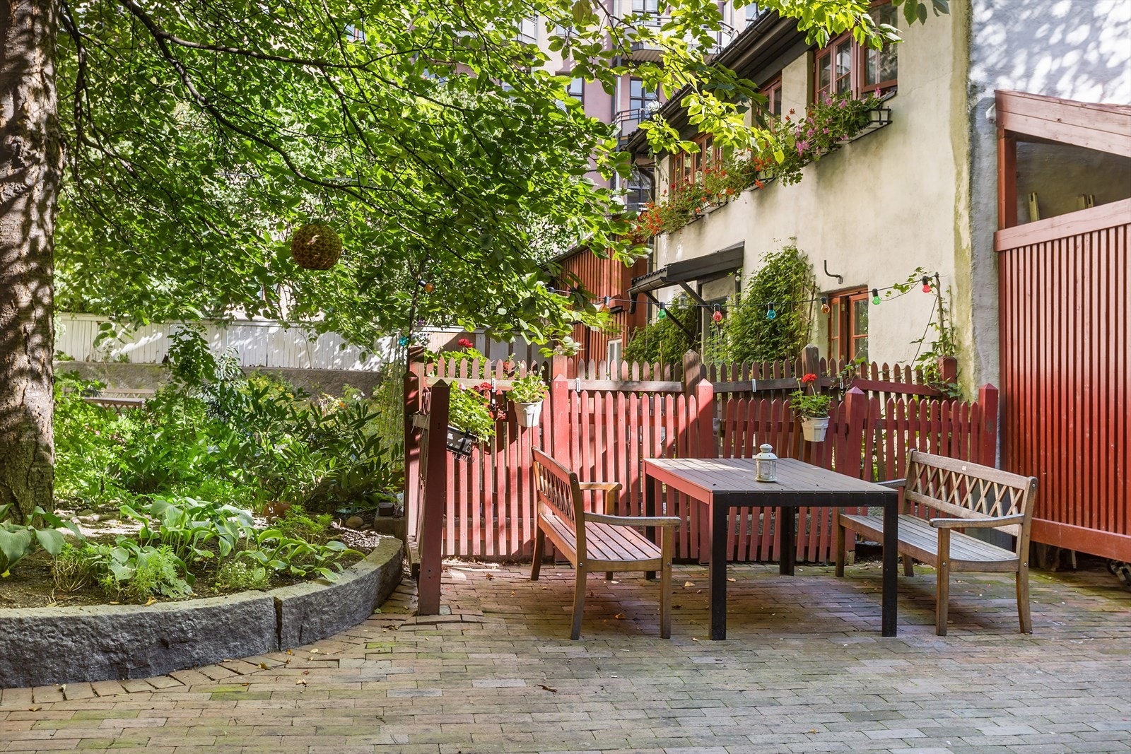 Svært hyggelig bakgård med sittegruppe. Galleribilde