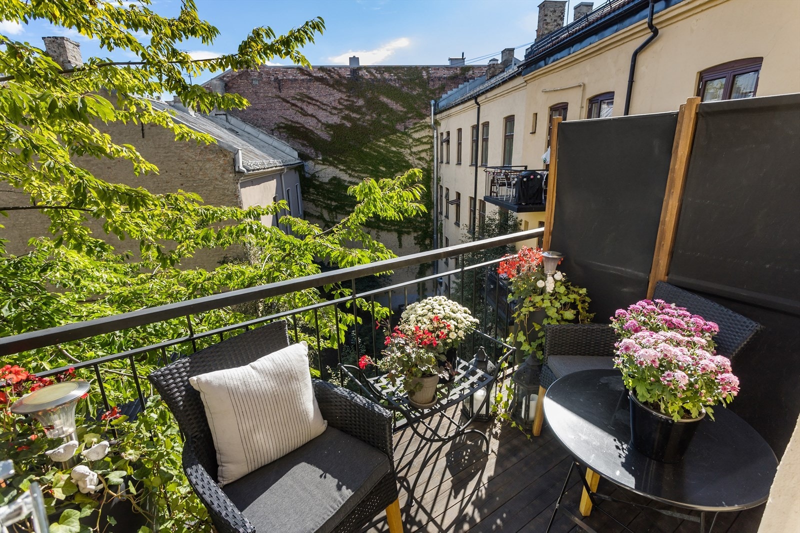 Balkongen vender mot en rolig bakgård, her er det plass til en hyggelig sitteseksjon og bord. Galleribilde