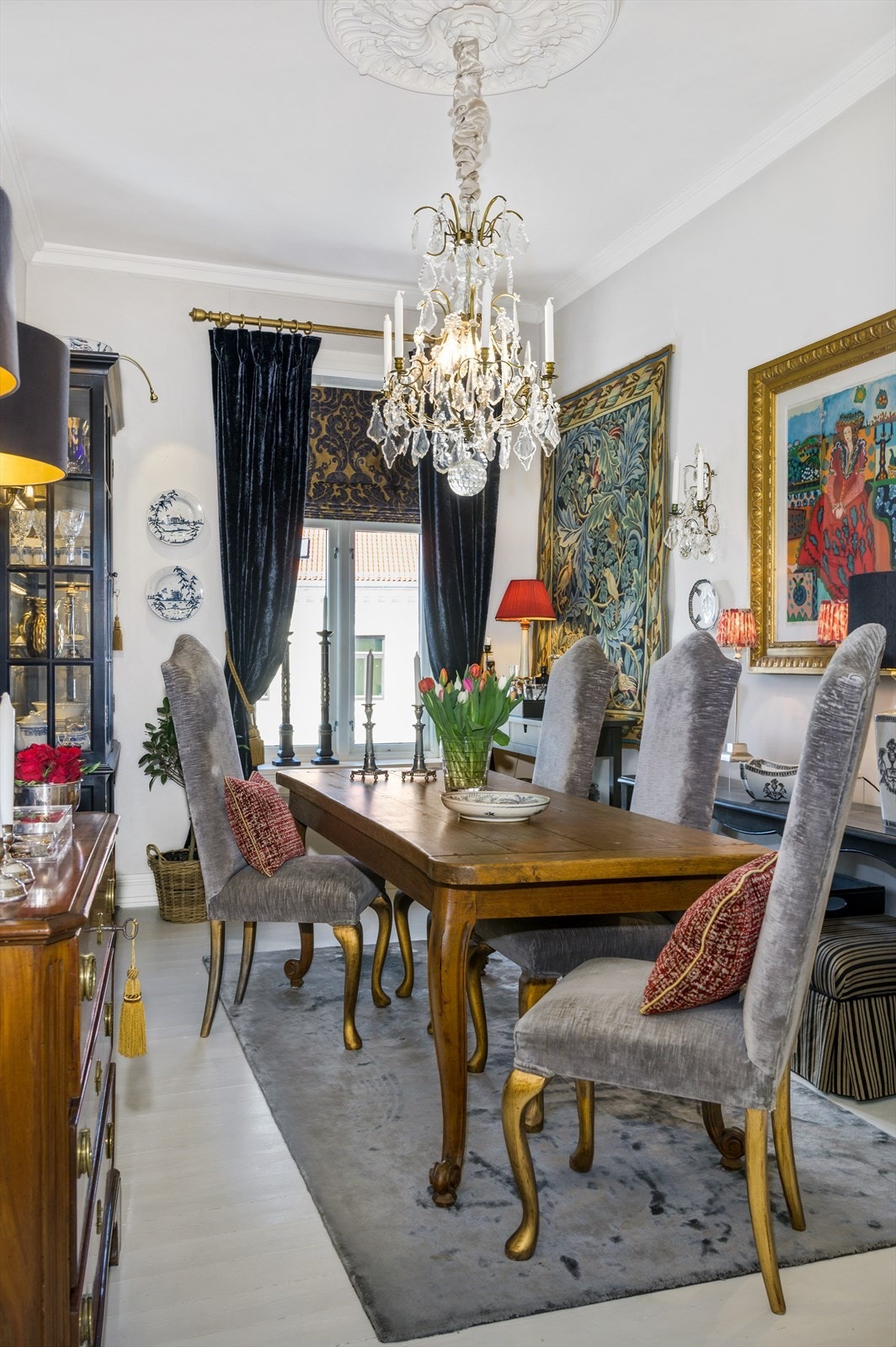 Leiligheten har en spennende planløsning med både stue og spisestue. Galleribilde