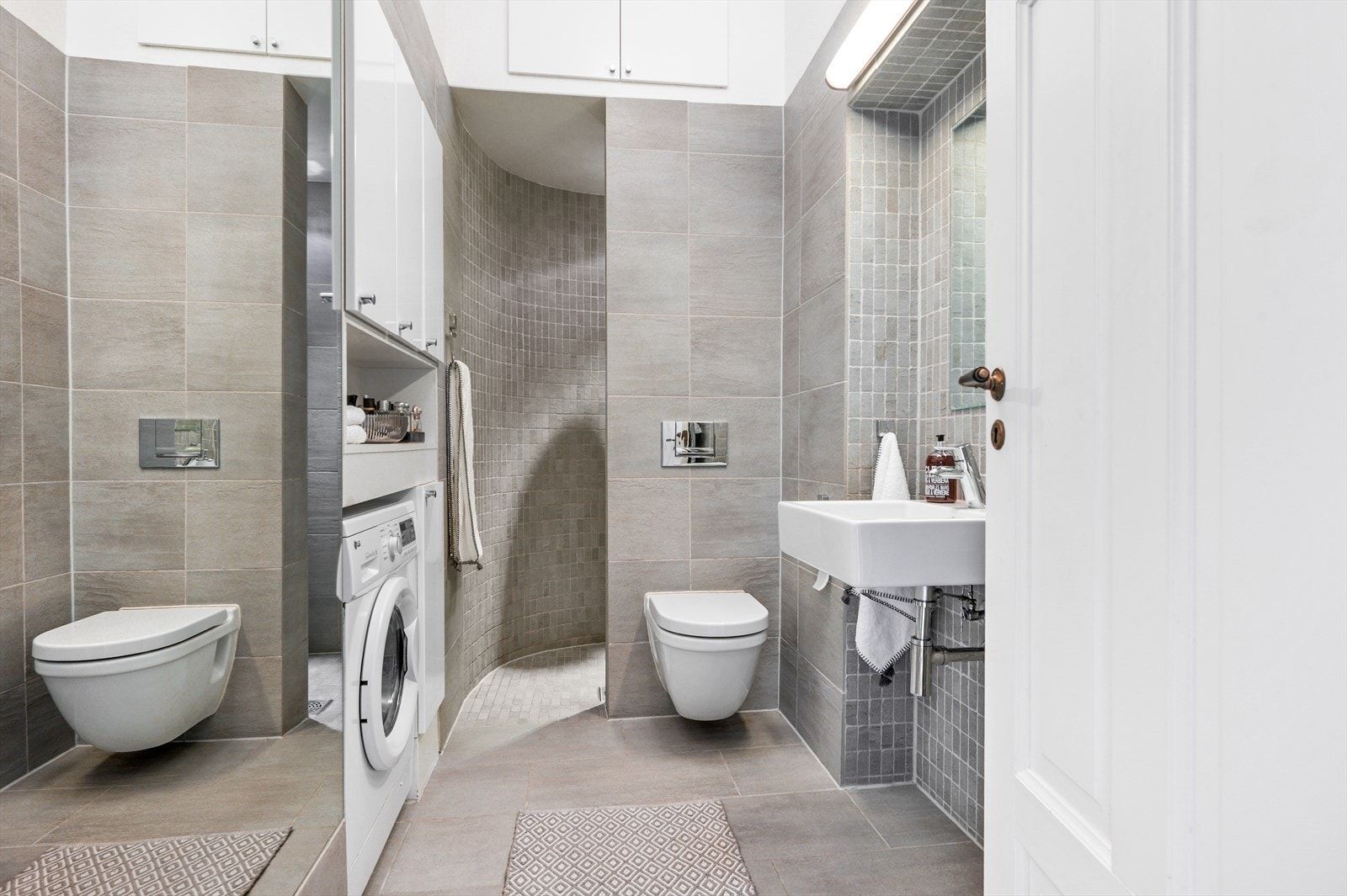 Moderne flislagt baderom med termostatstyrte varmekabler i gulv. Galleribilde