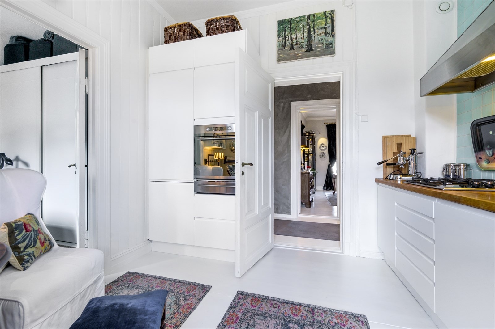 Innredningen er tidsmessig med hvite fronter, fliser over heltre benkeplate. Galleribilde