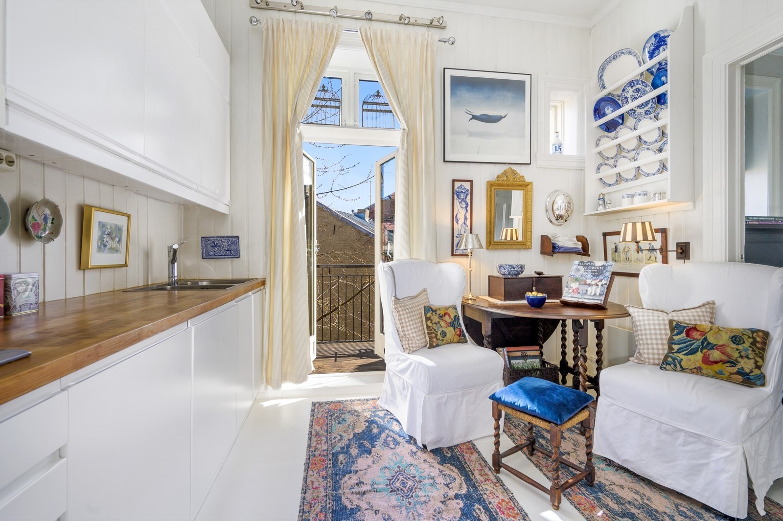 Kjøkkenet er romslig med koselig spiseplass der man kan nyte morgenkaffen. Galleribilde