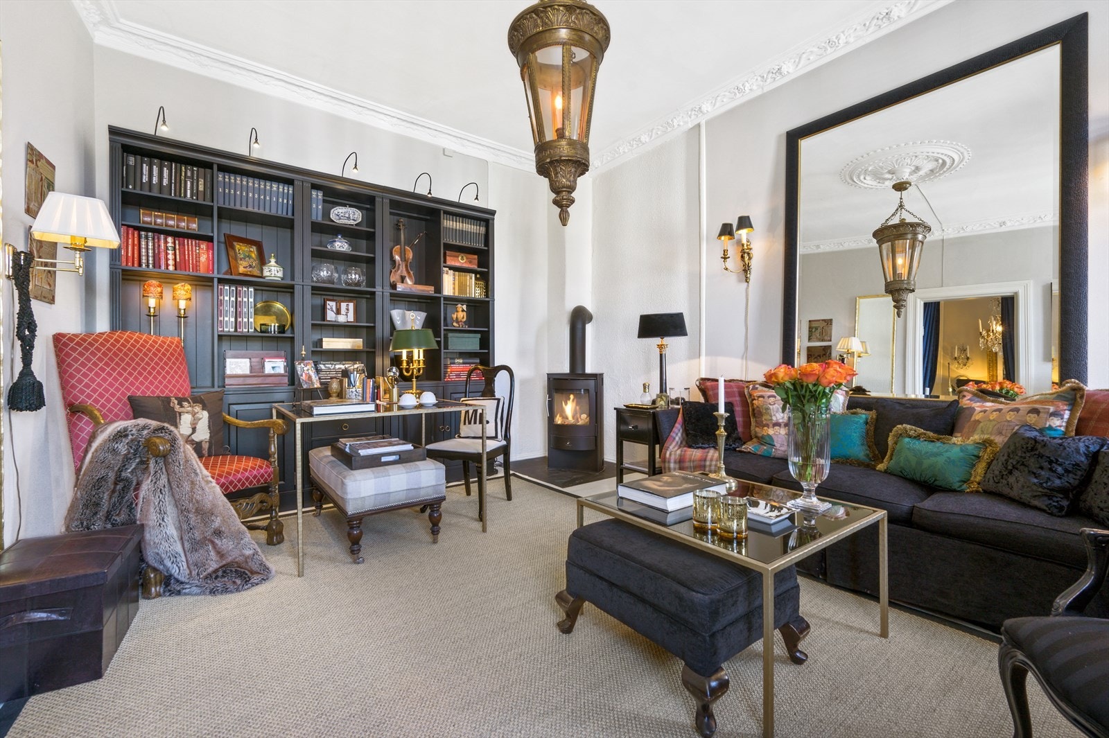 Rommets gode utforming gjør stuen lettmøblert, og her er det plass for både sofaløsning, spisebord og annet ønskelig møblement. Galleribilde