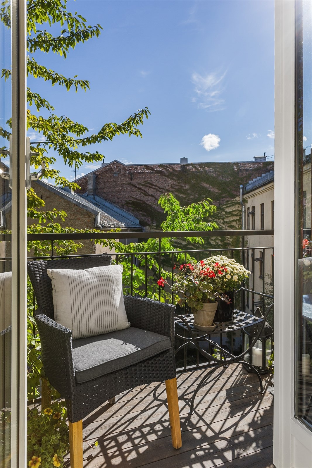 Balkongen gir følelsen av et ekstra rom og en forlengelse av kjøkkenet, der man på sommerstid kan nyte late dager. Galleribilde