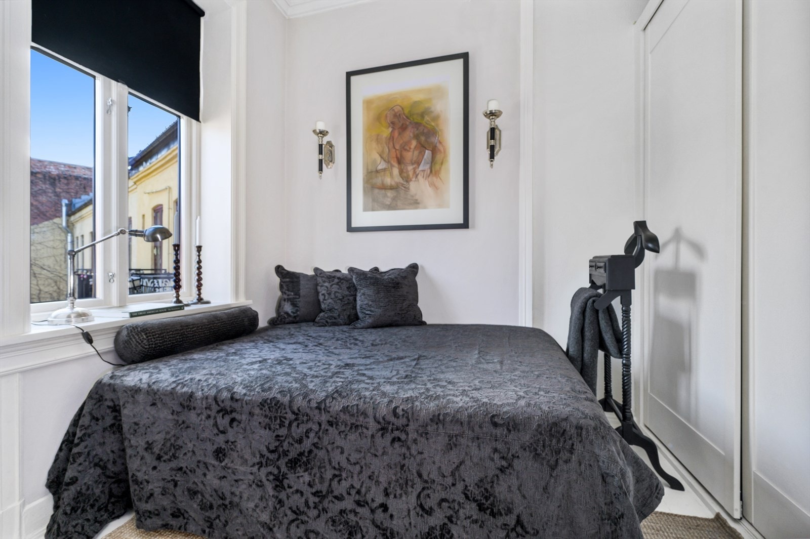 Leiligheten har et luftig og innbydende soverom. Galleribilde