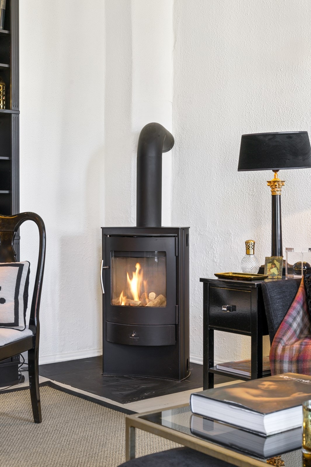 En flott peisovn i stuen varmer godt på kalde kvelder. Galleribilde