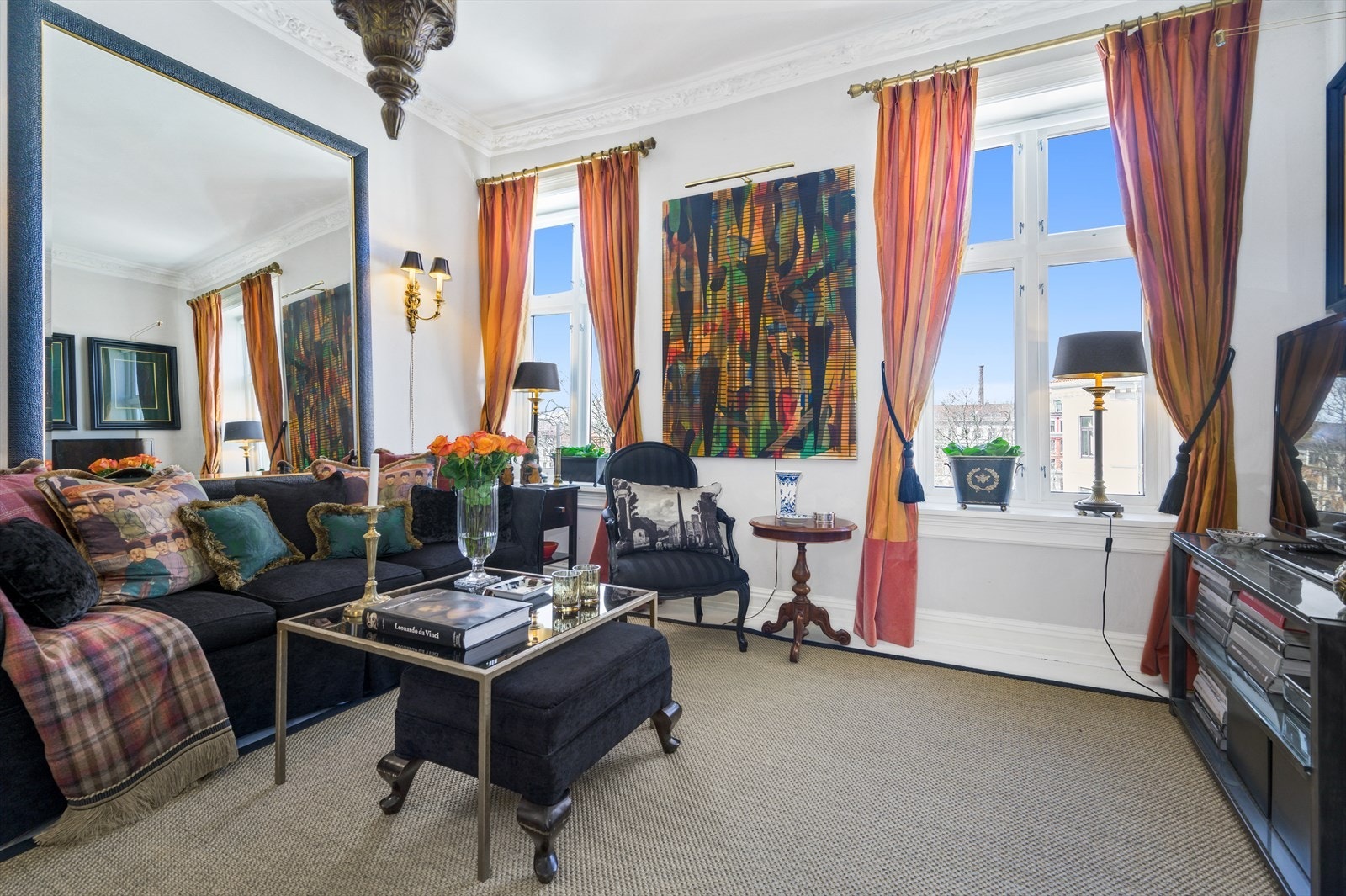 God takhøyde og vakre, klassiske detaljer som rosett og stukkatur. Galleribilde