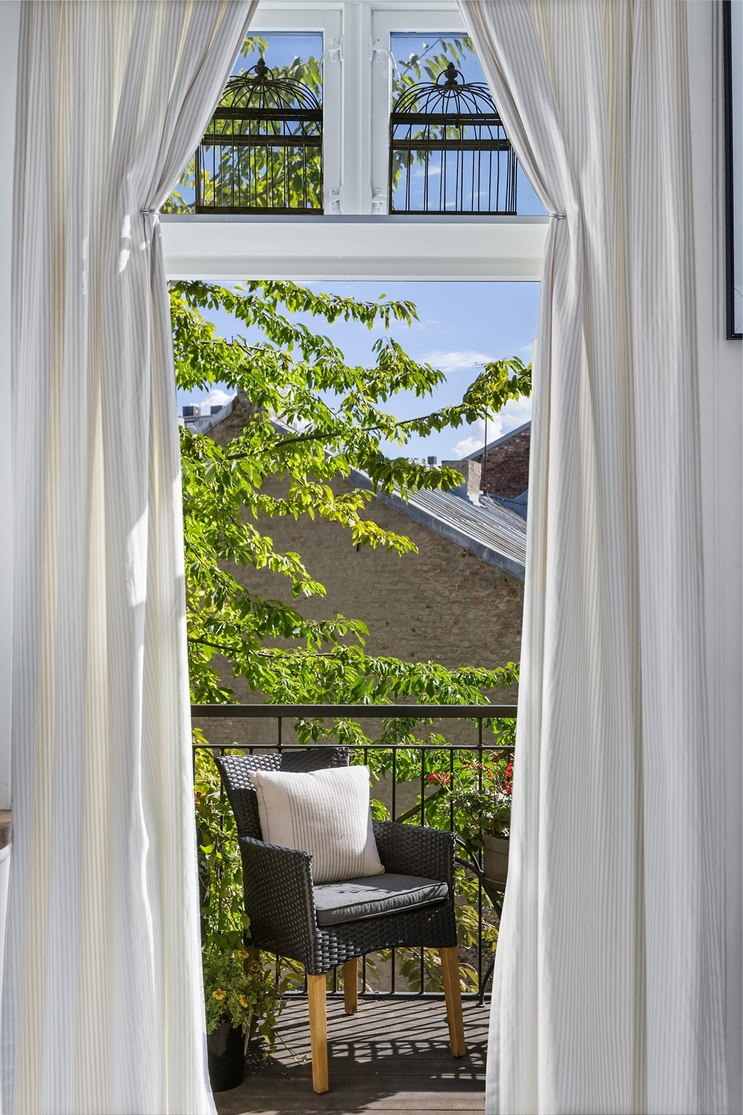 Leiligheten har en idyllisk balkong på ca. 4 kvm. Galleribilde