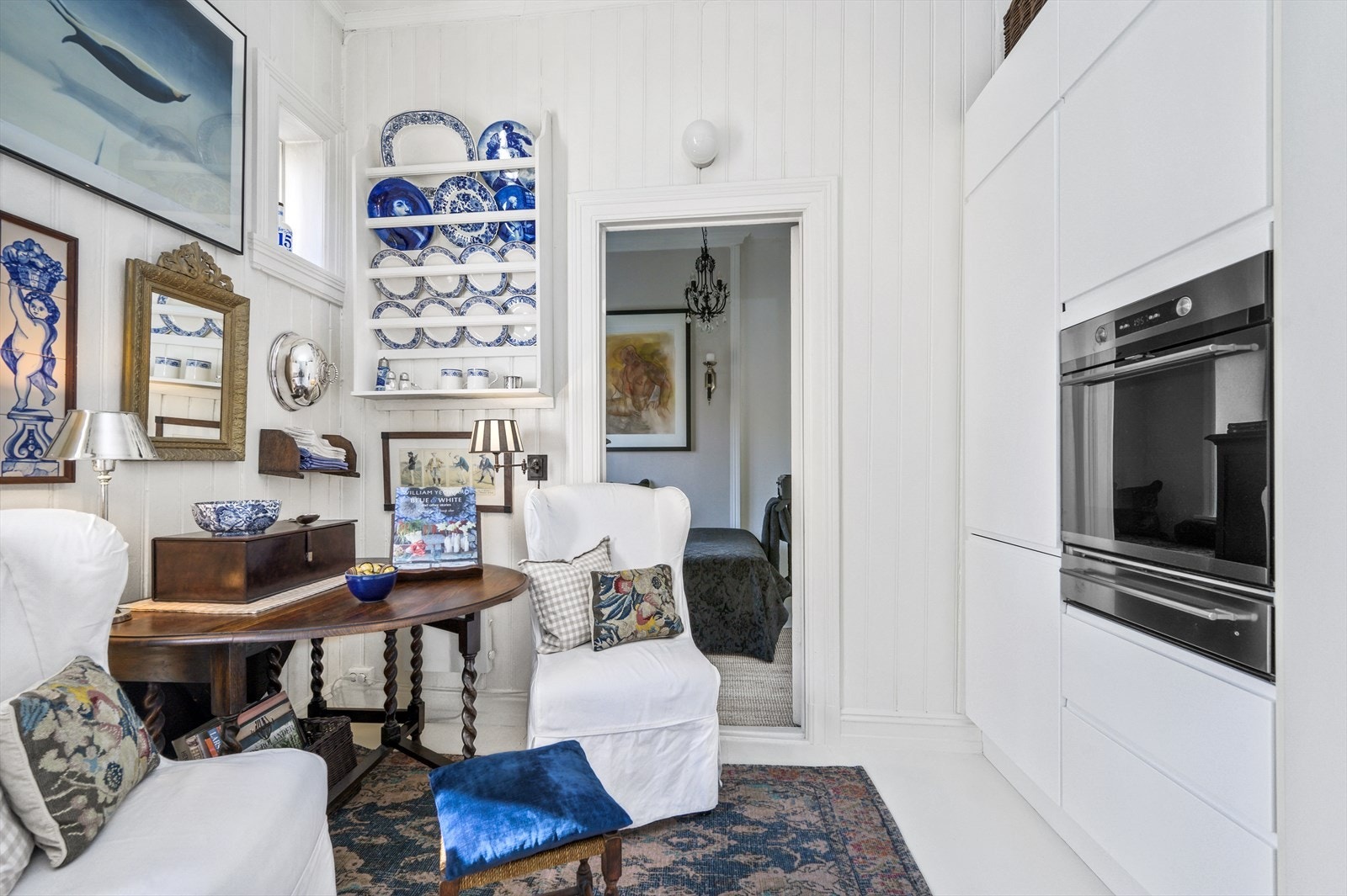 Integrert stekeovn, gasskomfyr, oppvaskmaskin og kjøleskap med frysedel. Galleribilde