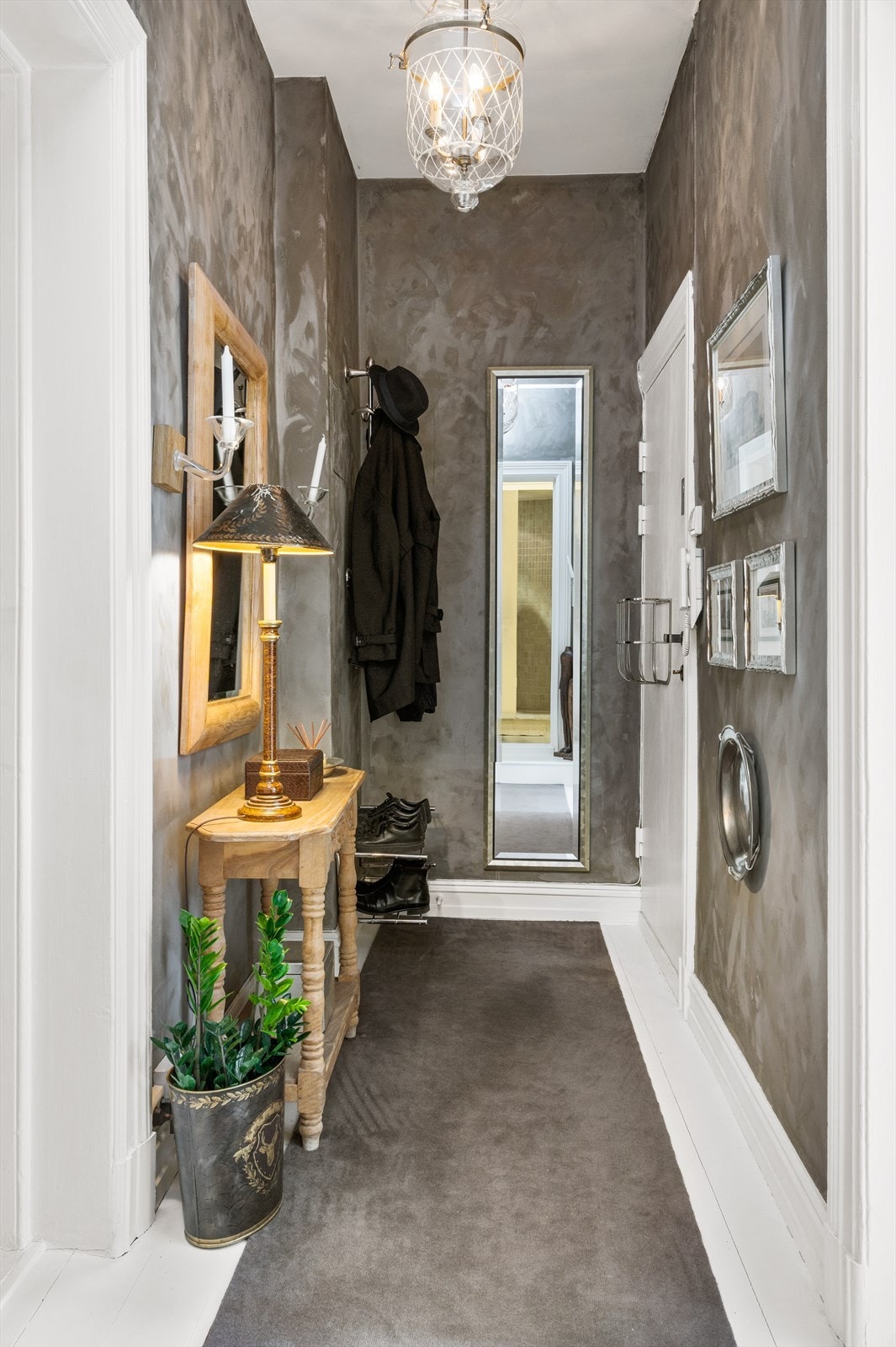 Her er det god plass til å parkere skoene og henge fra seg yttertøy før man går videre inn i boligen. Galleribilde